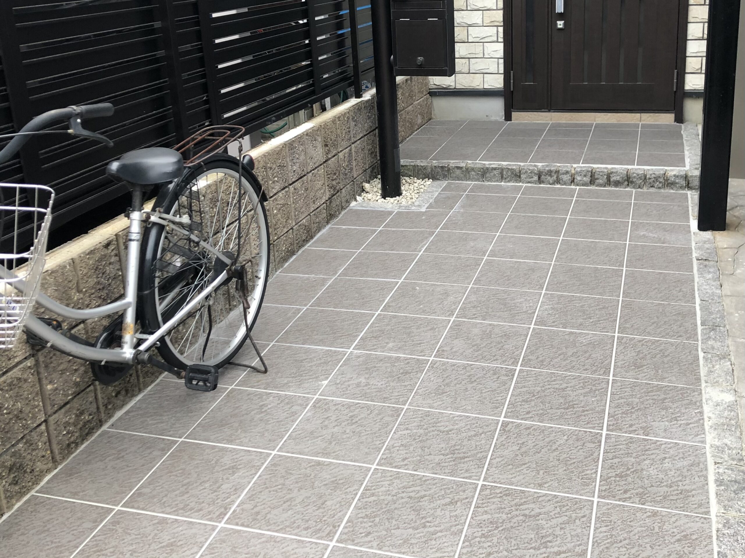 玄関ポスト移設工事